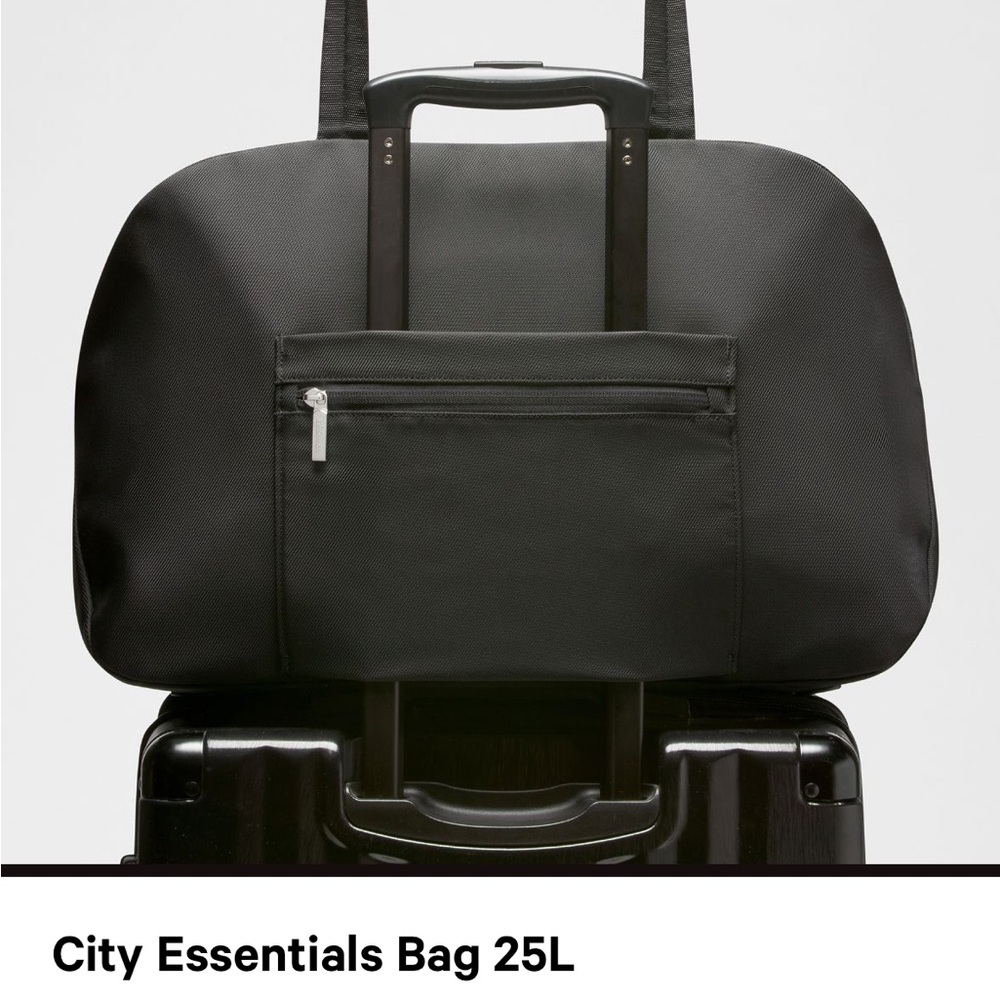 lululemon City Essentials Bag, Black. - Picture 6 of 10